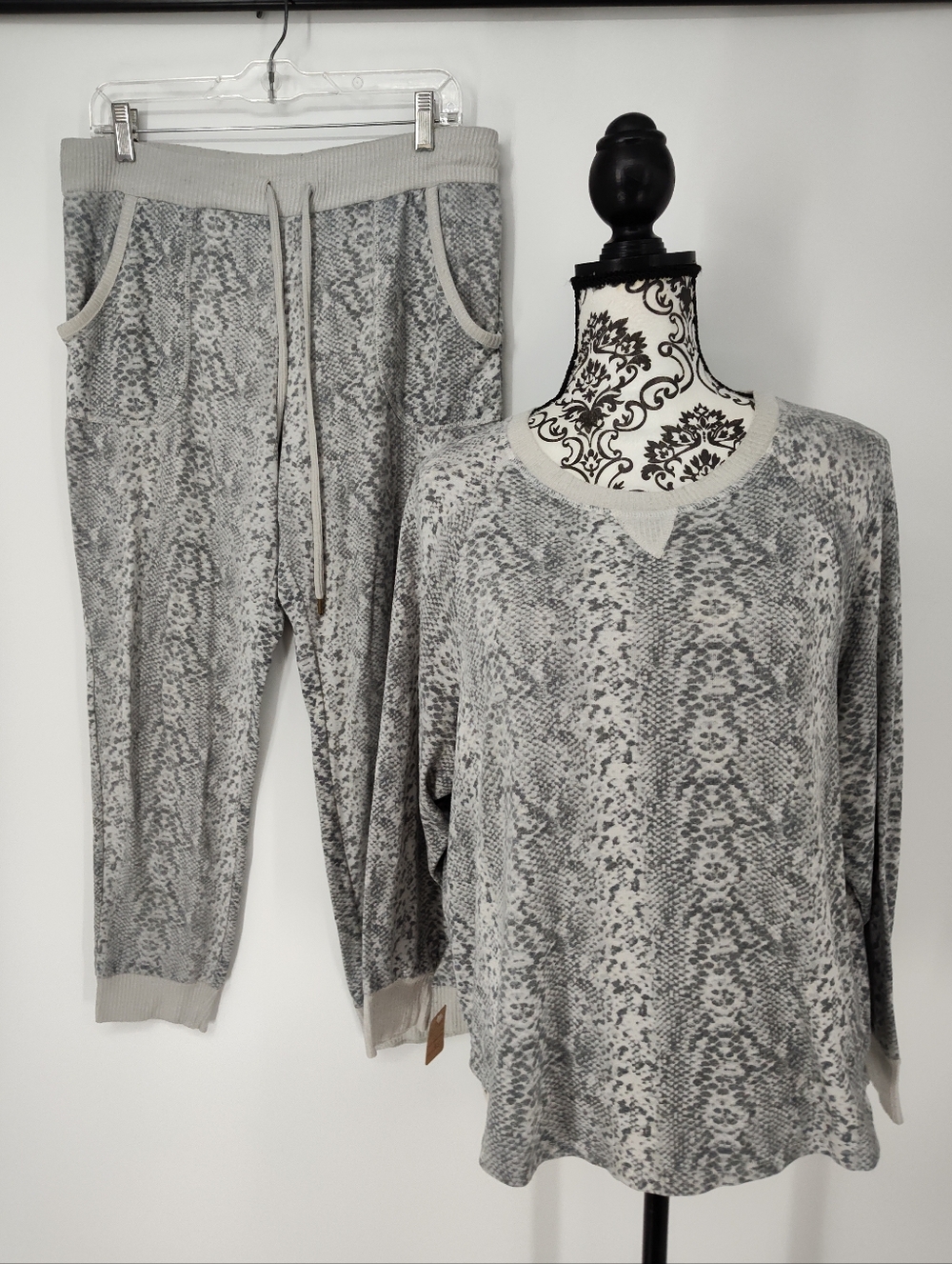 Secret Treasures Gray Snake-Print Lounge Pajama Set Women's Medium 8-10